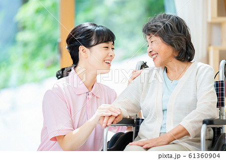 介護イメージ　シニア　デイケア　介護福祉士　老人ホーム 61360904