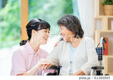 介護イメージ　シニア　デイケア　介護福祉士　老人ホーム 61360905