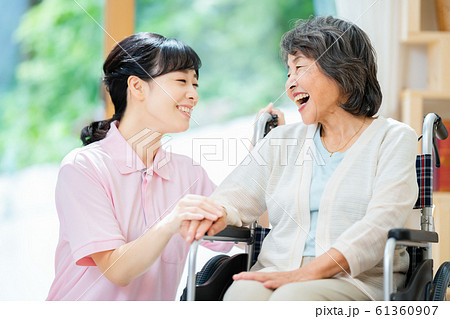 介護イメージ　シニア　デイケア　介護福祉士　老人ホーム 61360907