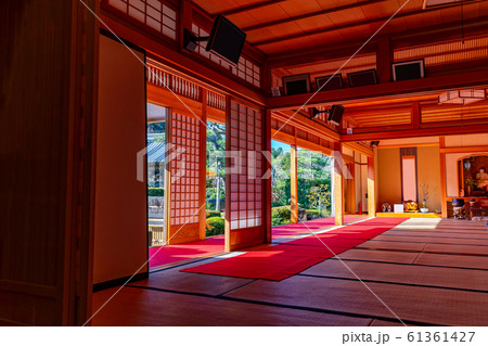 滋賀県　紅葉の大池寺　庫裏 61361427