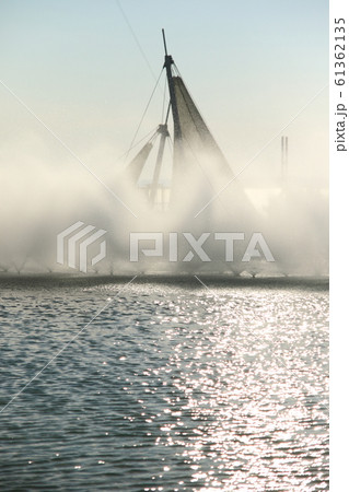 大水槽を見る観客 大水槽を見る観客 61362135