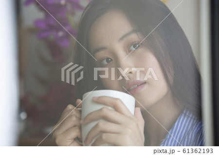 リラックスする女性 61362193