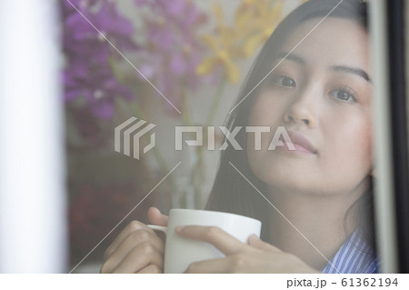 リラックスする女性 61362194