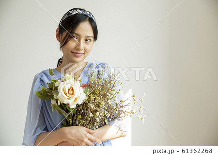 花と女性のポートレートの写真素材