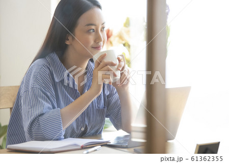 自宅で仕事をする女性 自宅で仕事をする女性 61362355
