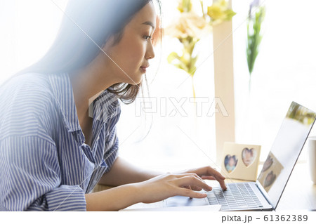 デスクワークをするワーキングママ 61362389