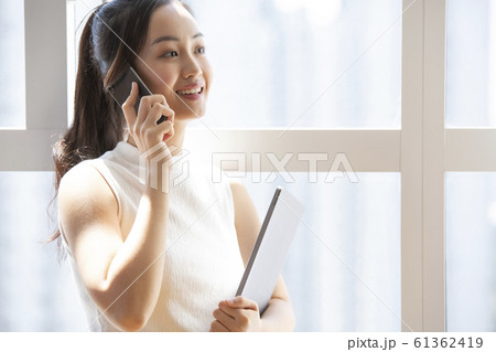 電話をかけるビジネスウーマン 61362419