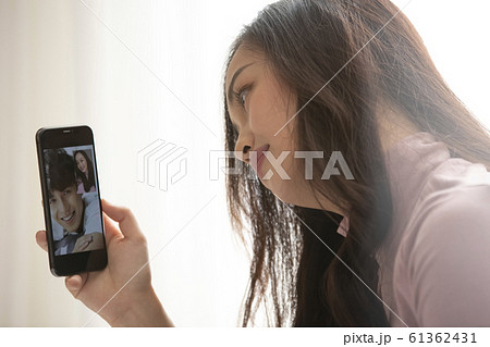 テレビ電話をするカップル 61362431