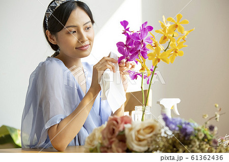 花を育てる女性 61362436