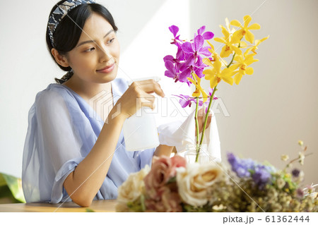 花に水をやる女性 61362444