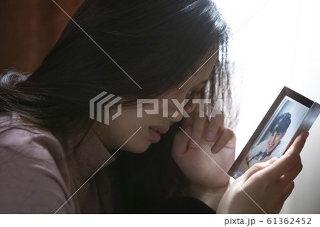 カップルの失恋イメージ 61362452