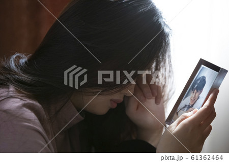 カップルの失恋イメージ 61362464