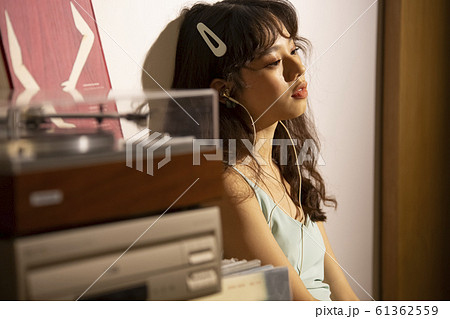 音楽を聴いて黄昏れる女性 音楽を聴いて黄昏れる女性 61362559