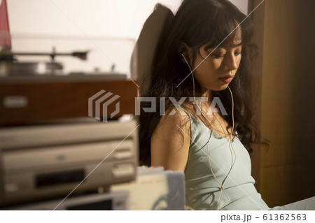 音楽を聴いて黄昏れる女性 音楽を聴いて黄昏れる女性 61362563