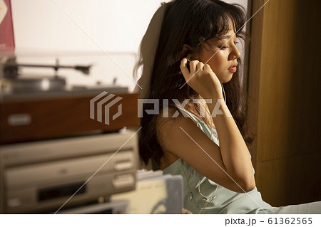 音楽を聴いて黄昏れる女性 音楽を聴いて黄昏れる女性 61362565