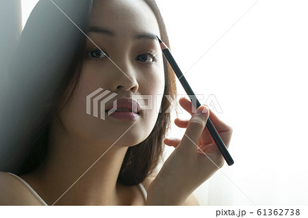 メイクアップをする女性 メイクアップをする女性 61362738