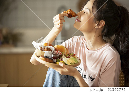 料理を楽しむ女性 料理を楽しむ女性 61362775
