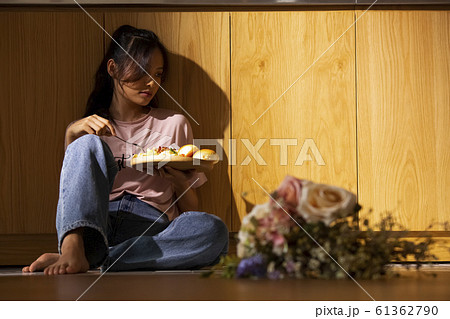 自室で食事をする女性 自室で食事をする女性 61362790