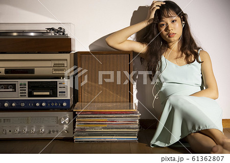 音楽を聴いて黄昏れる女性 音楽を聴いて黄昏れる女性 61362807