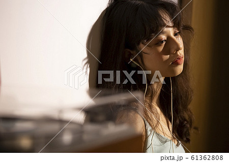 音楽を聴いて黄昏れる女性 音楽を聴いて黄昏れる女性 61362808