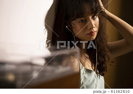 音楽を聴いて黄昏れる女性 音楽を聴いて黄昏れる女性 61362810