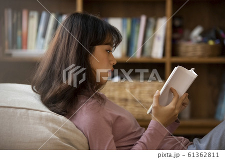 読書をする女性 読書をする女性 61362811