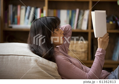 読書をする女性 61362813