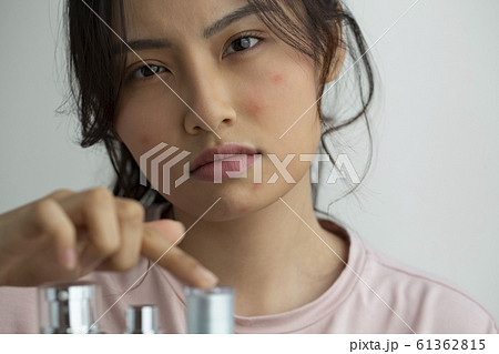 肌荒れに悩む女性 61362815