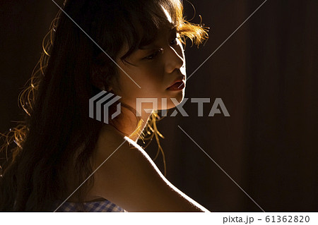 暖色ハイコントラスト 61362820