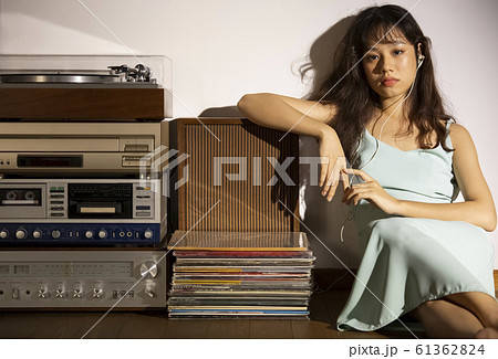 音楽を聴いて黄昏れる女性 音楽を聴いて黄昏れる女性 61362824