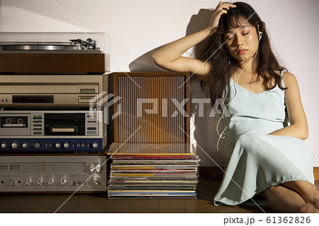 音楽を聴いて黄昏れる女性 音楽を聴いて黄昏れる女性 61362826