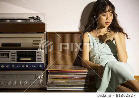 音楽を聴いて黄昏れる女性 音楽を聴いて黄昏れる女性 61362827