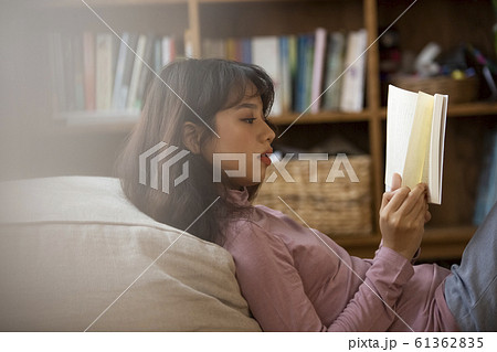 読書をする女性 61362835