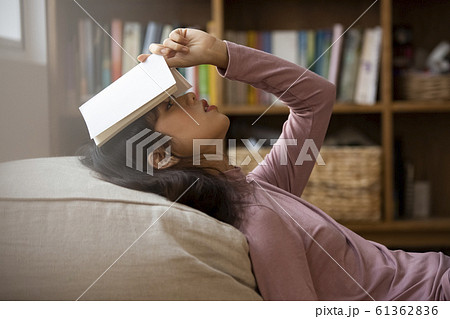 読書をする女性 61362836