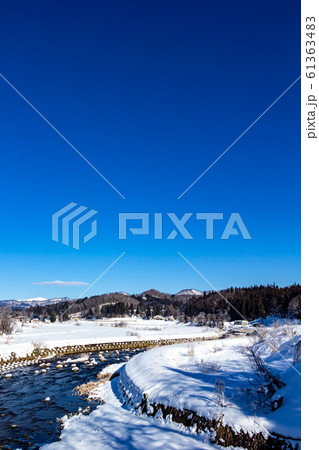 冬の青空と雪景色　秋田県仙北市西木町 61363483
