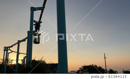 遊園地の夕焼け 61364115