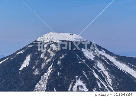 冬の長野県北八ヶ岳 北横岳の北峰から蓼科山の南面眺望 61364834