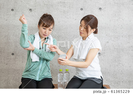 スポーツジムにいる女性 61365229