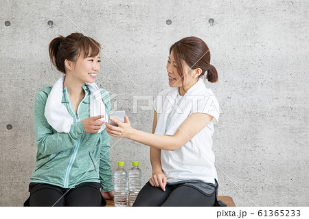 スポーツジムにいる女性 61365233