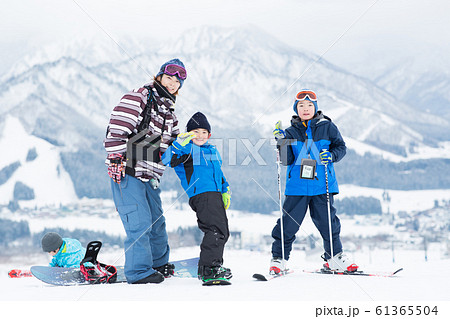 冬を楽しむ家族 冬を楽しむ家族 61365504