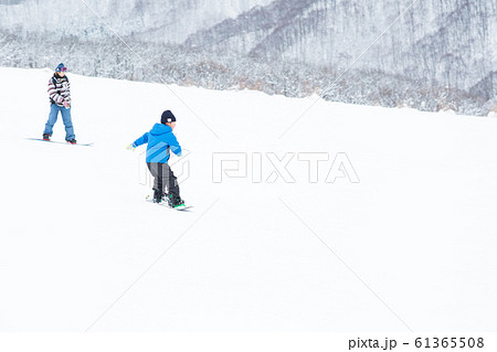 スノーボードを楽しむ休日 61365508