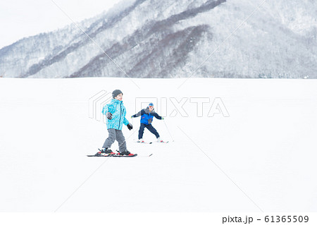 冬を楽しむ家族 冬を楽しむ家族 61365509