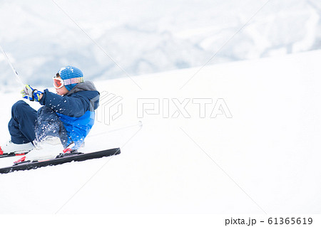 冬を楽しむ小学生 冬を楽しむ小学生 61365619