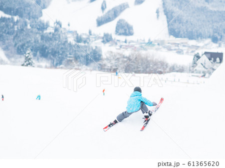 冬を楽しむ小学生 冬を楽しむ小学生 61365620