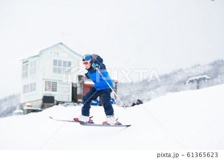冬を楽しむ小学生 冬を楽しむ小学生 61365623