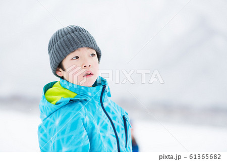 冬を楽しむ子供 冬を楽しむ子供 61365682