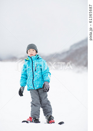 冬を楽しむ子供 61365687