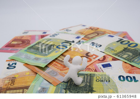 ユーロ札の上に乗って喜ぶ人　横位置　白背景 61365948