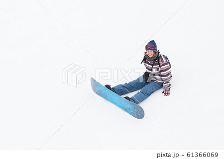 スノーボードを楽しむ女性 61366069
