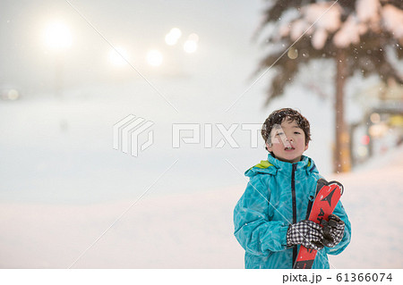 冬を楽しむ家族 61366074